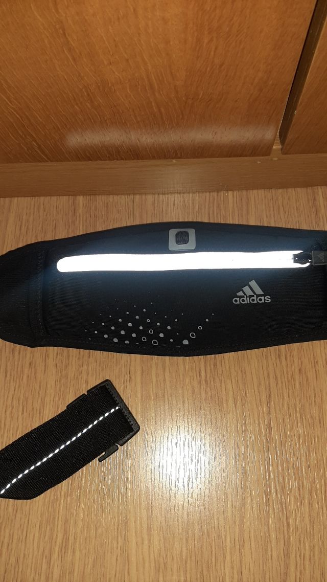 Riñonera Adidas running.