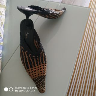 Zuecos de piel bicolor