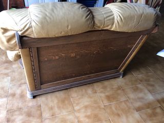 Sofa de piel y roble se regala un puf de piel