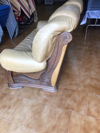 Sofa de piel y roble se regala un puf de piel