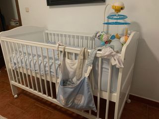 Maxicuna blanca con colchón, se hace cama pequeña 