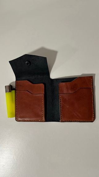 Cartera de cuero hecha a mano