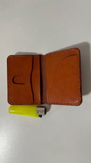 Cartera de cuero hecha a mano