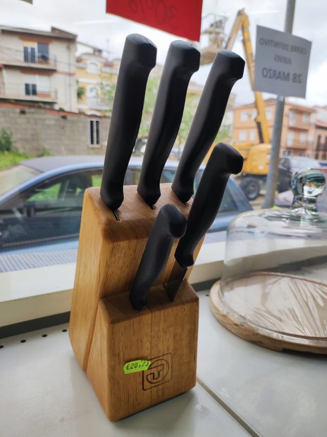 Juego de seis cuchillos con soporte