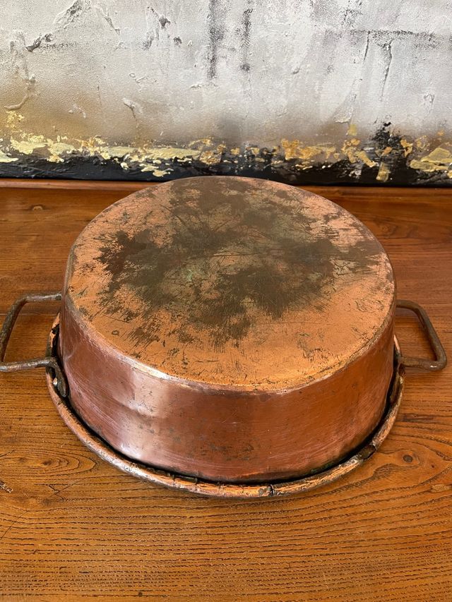 Vecchia pentola in rame