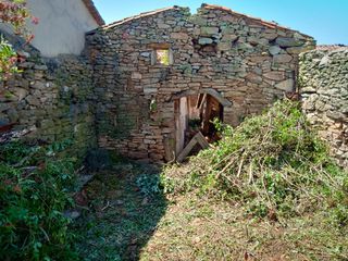 Casa de pueblo para reconstruir