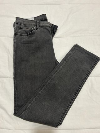 Pantalón vaquero hombre. Gris. H&M. 