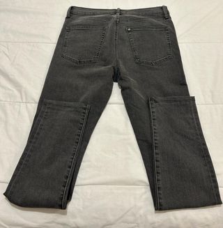 Pantalón vaquero hombre. Gris. H&M. 