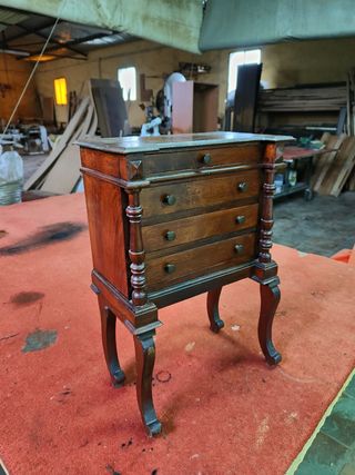 Cómoda antigua de caoba pequeña