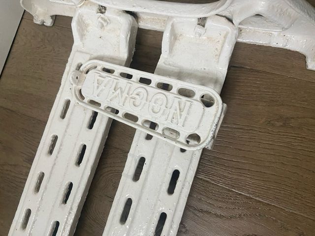 Pie de maquina de coser