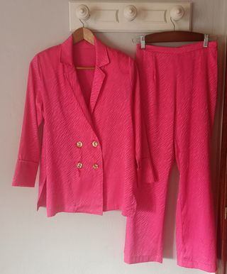 Traje Rosa