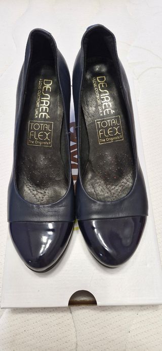 Zapatos piel punta de charol azul marino