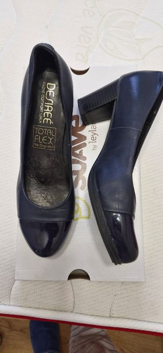 Zapatos piel punta de charol azul marino