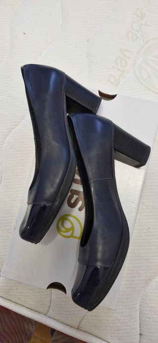 Zapatos piel punta de charol azul marino