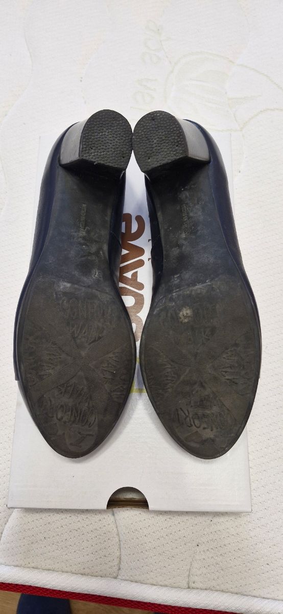 Zapatos piel punta de charol azul marino