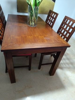 Mesa y sillas 