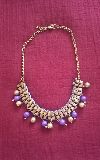 Colgante de bolitas malvas y doradas