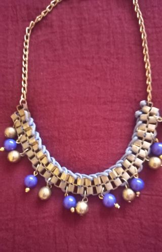 Colgante de bolitas malvas y doradas