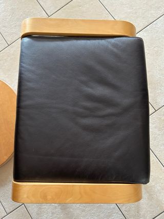 Butaca y reposapiés simil piel