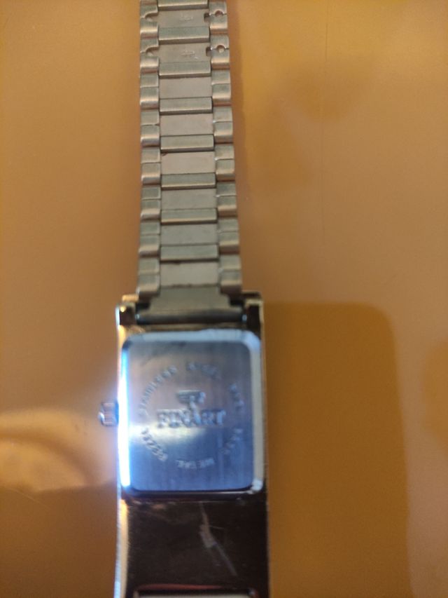 El reloj de mujer  baneado de oro18  k