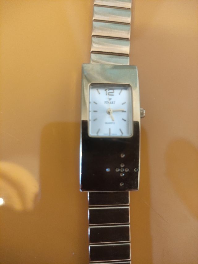 El reloj de mujer  baneado de oro18  k