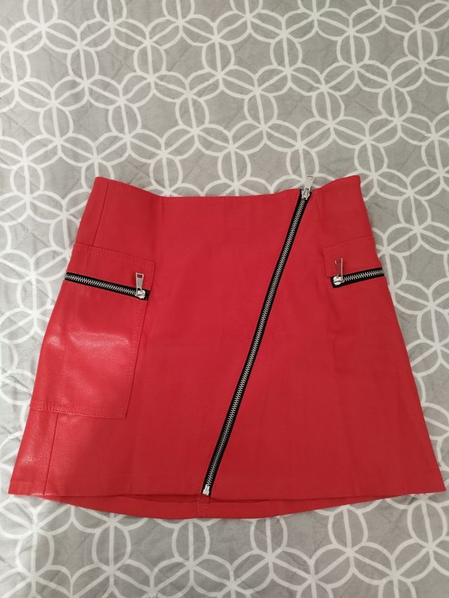Falda corta roja de cuero