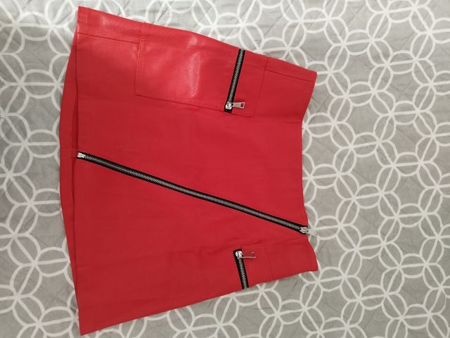 Falda corta roja de cuero