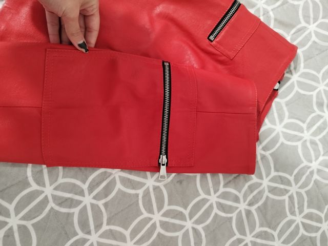 Falda corta roja de cuero