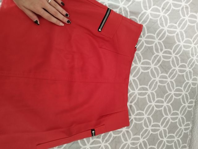 Falda corta roja de cuero