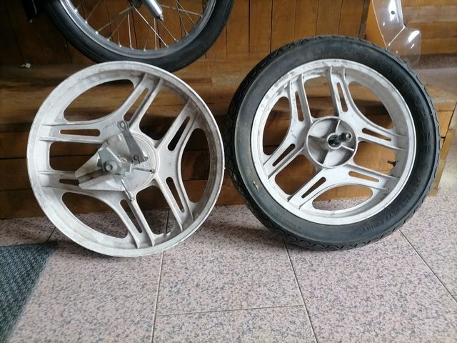 Llantas delt y tras de HONDA NSR125 año 87