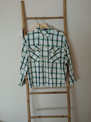 Sobrecamisa de Zara.