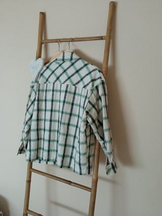Sobrecamisa de Zara.