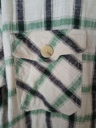 Sobrecamisa de Zara.