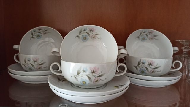 Tazas y platos porcelana consomé