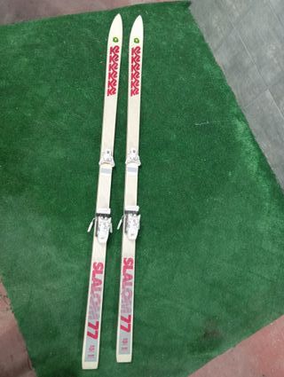 skis