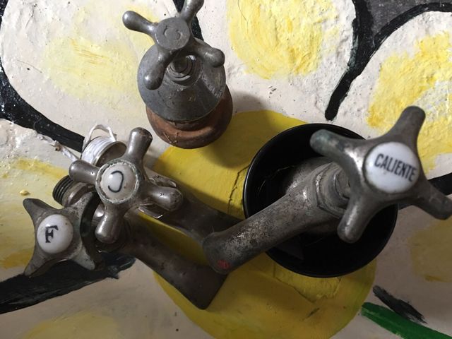 4 grifos antiguos de cerámica y metal