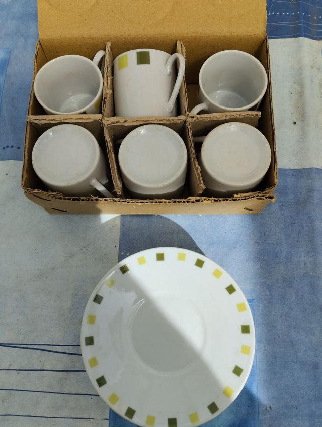 Lote de tacitas y platos