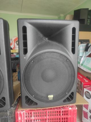 2 Altavoces autoamplificados 15" leer anuncio