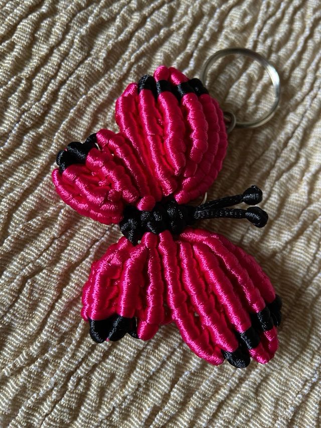 Broche, llavero de artesania ( mariposa)