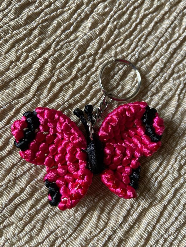 Broche, llavero de artesania ( mariposa)
