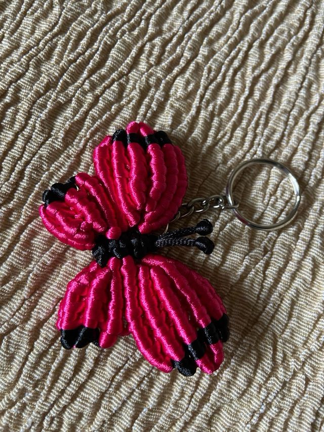 Broche, llavero de artesania ( mariposa)