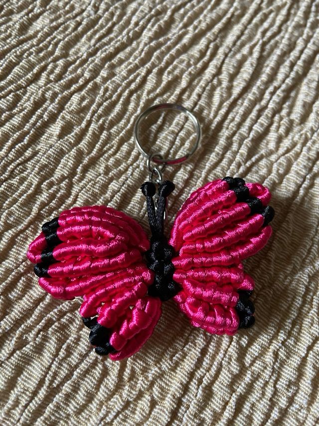 Broche, llavero de artesania ( mariposa)