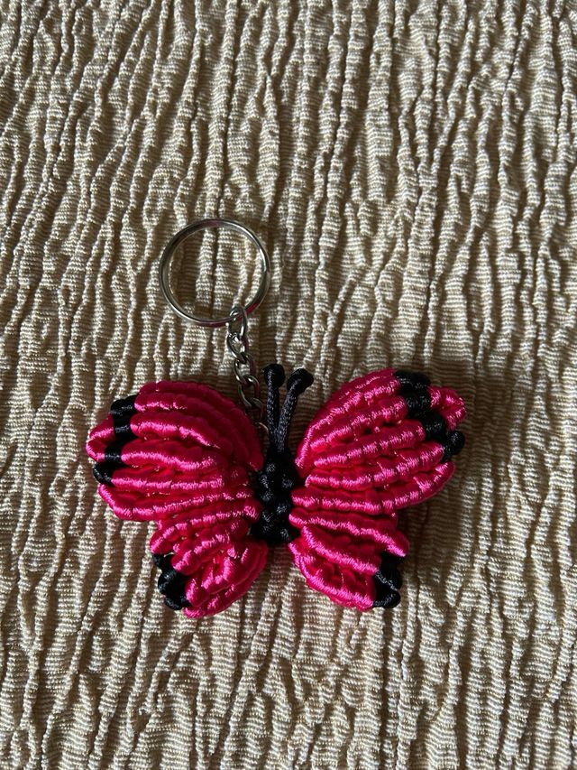 Broche, llavero de artesania ( mariposa)