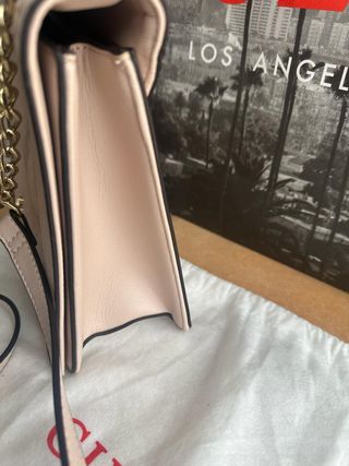 Bolso Guess color maquillaje 