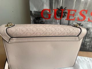 Bolso Guess color maquillaje 