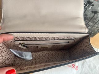 Bolso Guess color maquillaje 