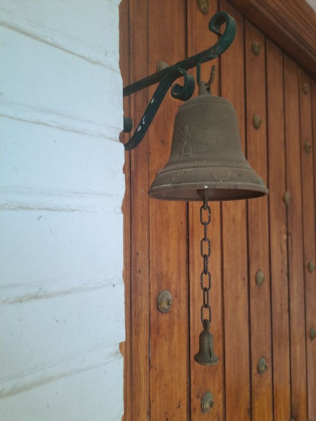 Llamador campana de bronce vintage.