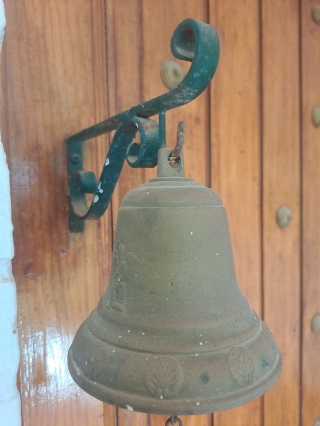 Llamador campana de bronce vintage.