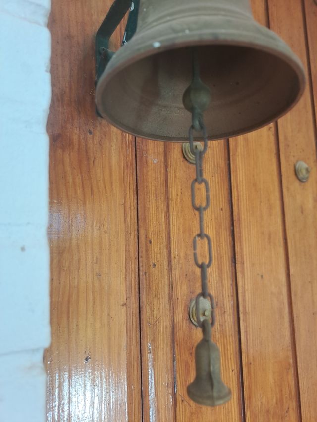 Llamador campana de bronce vintage.