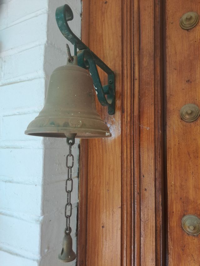 Llamador campana de bronce vintage.